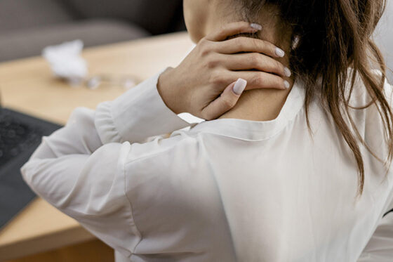 mujer joven dolor cuello mientras trabajaba casa 560x373jpg