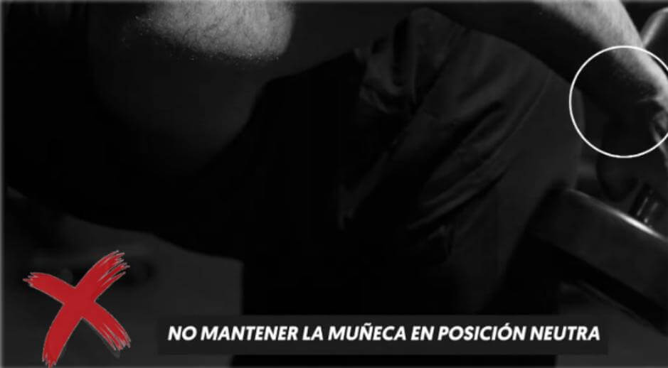 Remo con mancuerna: activación muscular, técnica y errores comunes 22 » Tienda VitaSport Mover la muñeca error