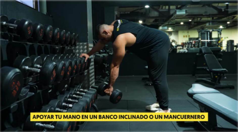 Remo con mancuerna: activación muscular, técnica y errores comunes 11 » Tienda VitaSport Apoyar mano en banco inclinado