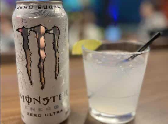 Mezcla de Monster con alcohol