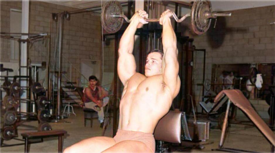 Análisis de la rutina de Arnold Schwarzenegger (+ versión mejorada) 9 » Tienda VitaSport Press Arnold sentado